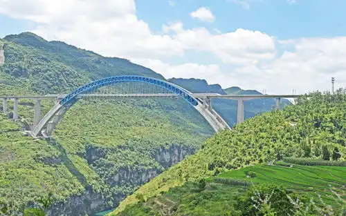 黔西动车穿行在绿水青山间
