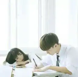 这个男生的头发至少有多少厘米
