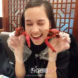 窦靖童和水原希子街边吃小龙虾偶像只和偶像玩吗
