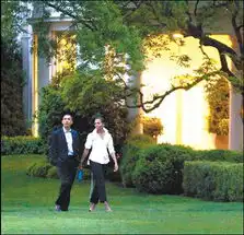 奥巴马夫妇浪漫约会手牵手亲密散步
