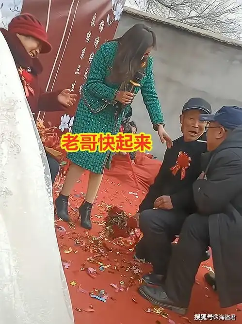公公婚礼上向老伴示爱,谁知他拿花双膝跪地,给老伴磕了一个响头
