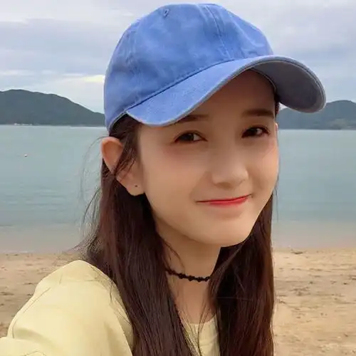 蓝帽美女抿嘴浅笑

