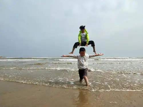看看功夫高手是如何在海边踏浪

