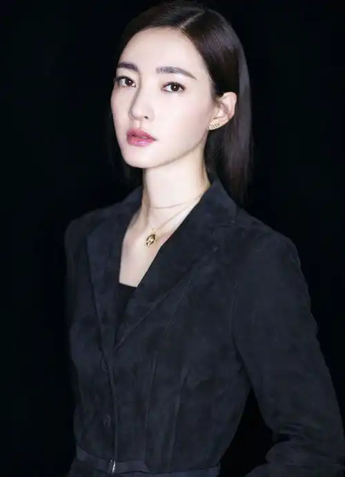 王丽坤和关晓彤同穿旗袍对舞,原来她更娇小,时尚服饰穿搭美极了
