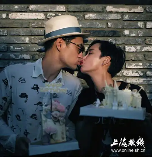 袁弘张歆艺七夕情侣大片黑色系穿搭相互依偎
