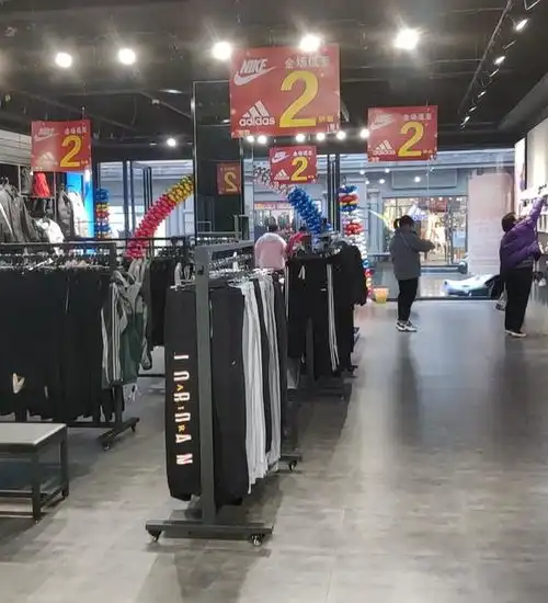 假货当成正品卖和执法人员躲猫猫,这家adidasnike折扣店什么打了折扣
