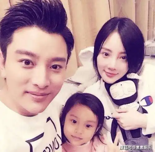 李小璐贾乃亮离婚后首同框夫妻关系破冰,一起陪甜馨打球
