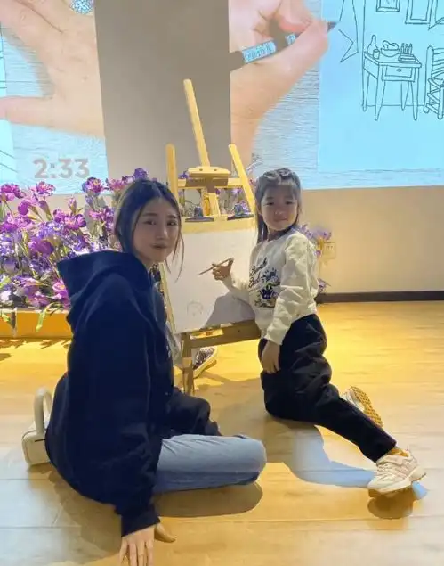 章子怡晒全家近照,小苹果颜值相当能打星味十足,和后妈相处融洽
