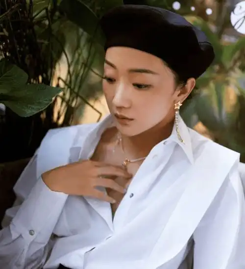 氛围感美人什么样素淡长相高级风衣着,美得独特而迷人
