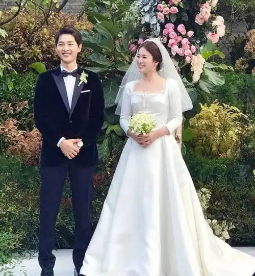 女明星的婚纱,杨颖婚纱320万,而她的婚纱只有3000人民币
