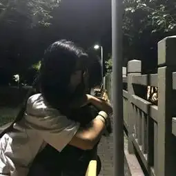 一对两张时尚魅力情头.不看路人qq情侣头像我要个性网
