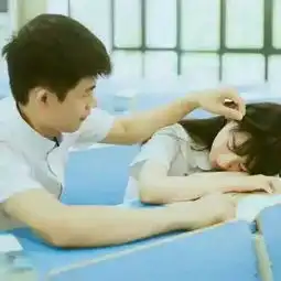 学生趴桌子的情侣头像
