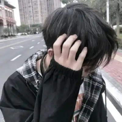qq帅气男生头像真人放任自如是男生的特性
