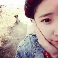 谁能帮我ps下面这张,弄成qq头像右下角有个情侣红钻的标志的那种头像啊
