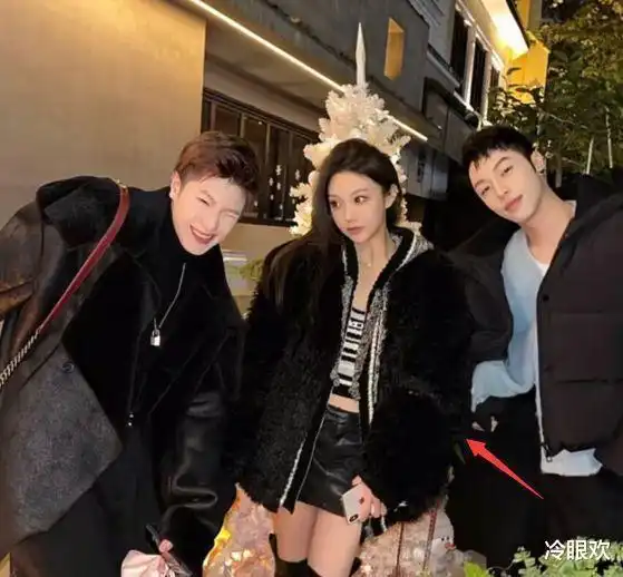 慎婕怀疑有了新欢,和男生们穿着情侣装一起吃饭,彼此的颜值都比王思聪高
