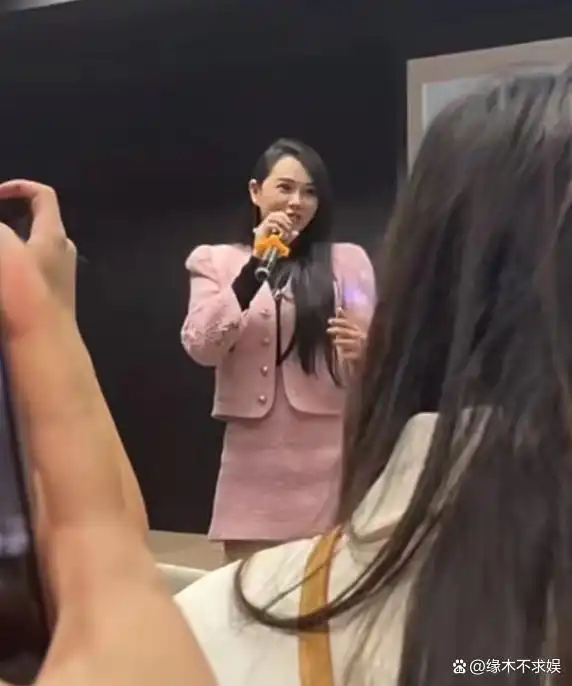 伊能静含泪疑婚变,和秦昊分居近半年,与儿子国外创业被指骗人
