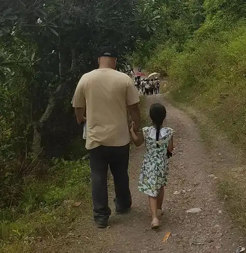 父母双亡后遭姑姑嫌弃,被邻居大大好心收养,长大后姑姑来认亲
