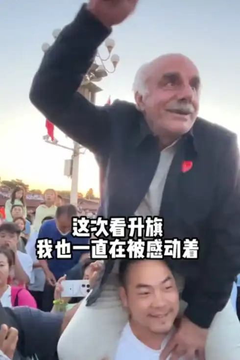 土耳其老人登上长城,却将这张照片举过头顶,背后原因令人动容
