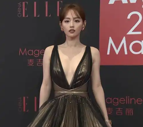 为博流量女星穿衣有多开放杨颖穿上透视裙,蔡依林创可贴登场
