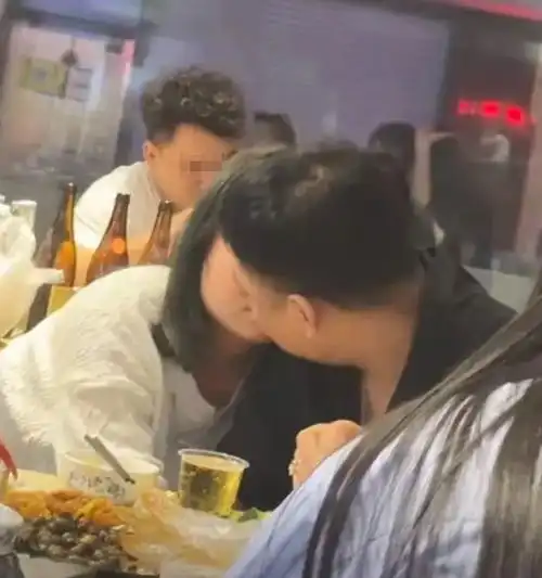 情侣饭桌激吻,旁人看得哈哈大笑,网友让别人多尴尬
