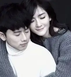 谢娜张杰父母现身医院后乘豪车离开,两位妈妈同穿红衣很是喜庆
