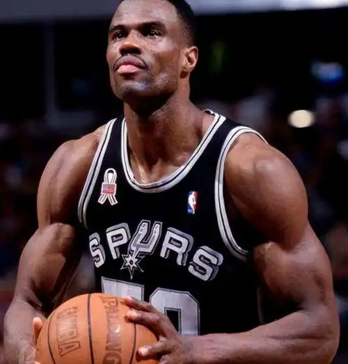 众所周知nba球星肌肉强悍,但在橄榄球运动员面前就是小儿科
