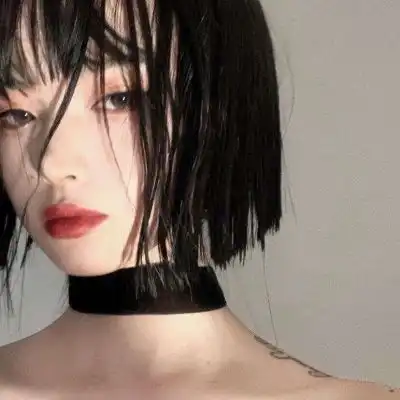 短发女生头像

