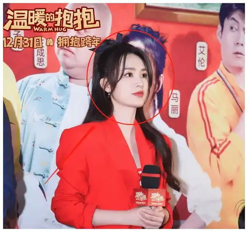 30岁李沁与38岁王智同框,没了美颜后,二人肤色差距太明显了
