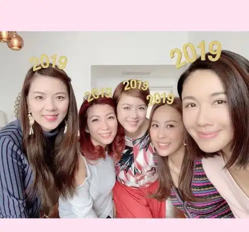 陈豪夫妇和好友相聚陈茵媺李施嬅等前港姐同框依旧冻龄
