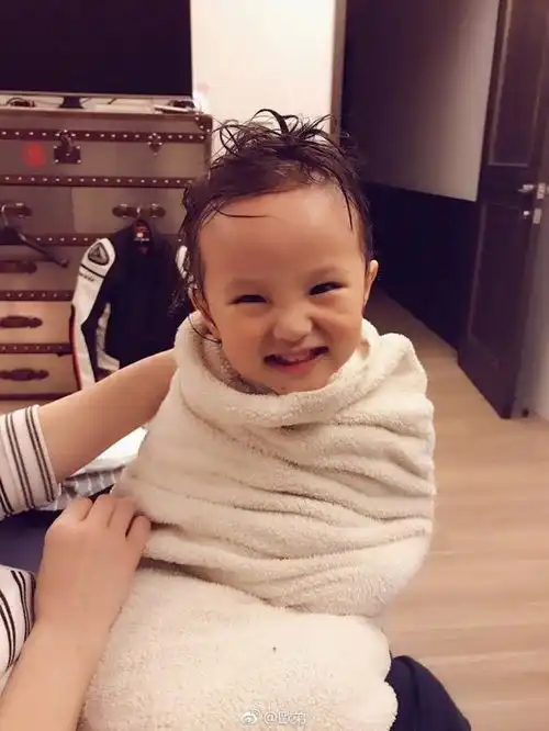 欧弟女儿3岁了越长越美,大眼翘鼻非常萌,妈妈基因太强大了

