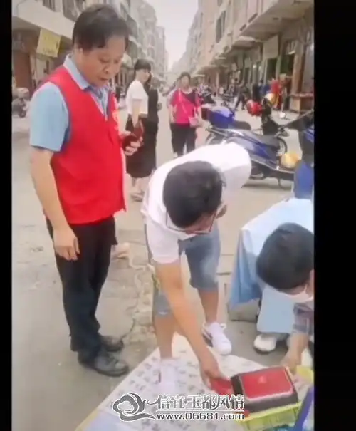 玉都市场出现这样一幕,爱心协会来了不愿意接受帮忙收到网友报料,近日,在玉都市场附近出现这样一幕,一男一女跪在地上,中间坐着个疑似病人的男子,地上白纸黑字写着凄惨的遭遇
