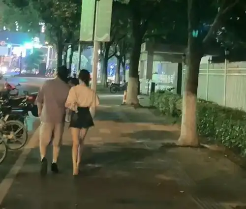 漂亮女子穿短裙露长腿,却与六旬男子挽胳膊,网友人家是情侣
