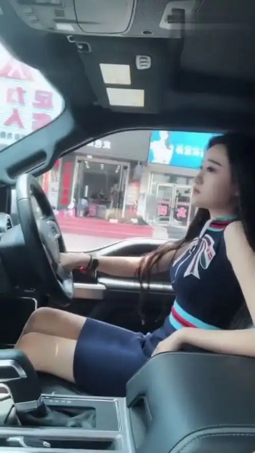 最近这位小姐姐火了,一个人坐在豪车里自拍,这是要干啥呀
