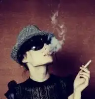 戴墨镜女生头像
