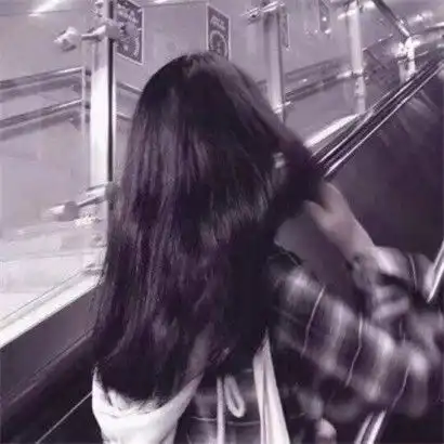 满头长发增加了美感,大气qq背影头像女生
