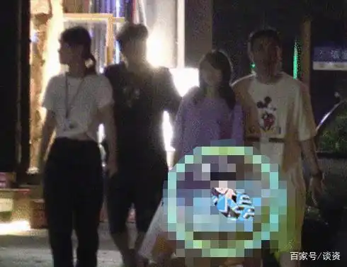王思聪带两位美女买奢侈品,搂一个喂食一个,哪个才是正牌女友
