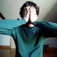 坐着捂脸的情侣头像双手捂脸情侣头像
