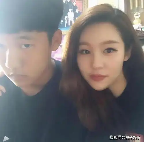 39岁阿姨似少女,小鲜肉男友惹人羡慕
