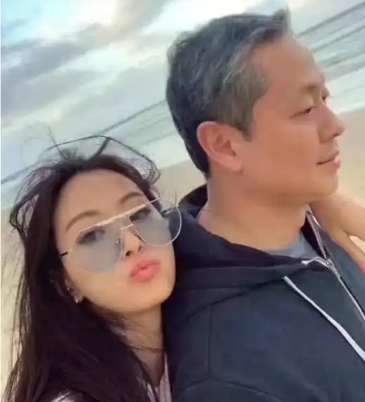 有种冻龄叫把老公熬成爹,夫妻同框像两代人,保养的最高境界
