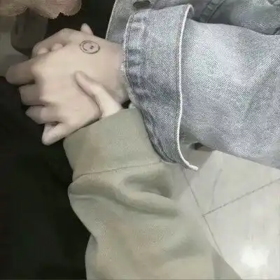 qq手控情侣头像一人一张情侣牵手低调秀恩爱头像

