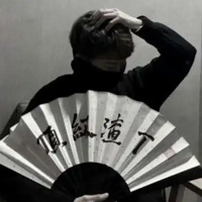 扇子头像男手拿扇子美少年图片
