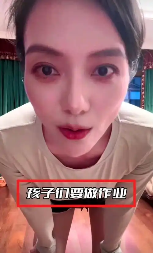 汪涵有二胎了妻子杨乐乐直播说漏嘴,网友是3个,两男一女
