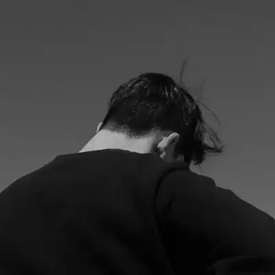 黑白头像男生伤感堕落背影2018没有酒没有故事没有你

