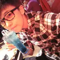 找到类似的男生头像

