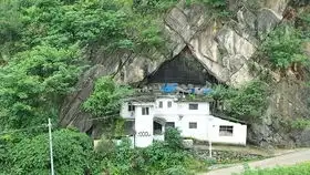 实拍贵州大山里,居住在悬崖峭壁上的大户人家,真是世外桃源
