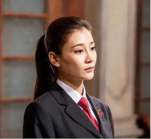 曹云金前妻唐菀晒母女装,4岁女儿身高瞩目,扑到妈妈怀里好暖心
