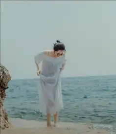 锁骨窝能养金鱼许晴晒水中浴照美成仙子,与童年笑容如出一辙
