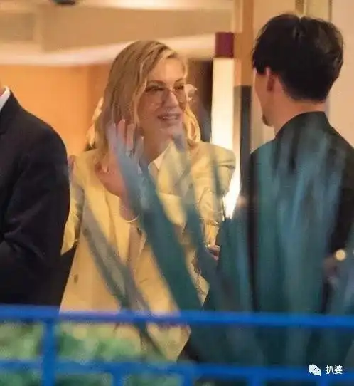 如何看待王丽坤水原希子马苏赖在戛纳红毯哄都哄不走的行为
