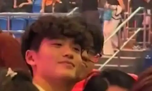 组图曹格15岁儿子近照曝光皮肤黝黑卷发造型笑起来侧颜像妈妈
