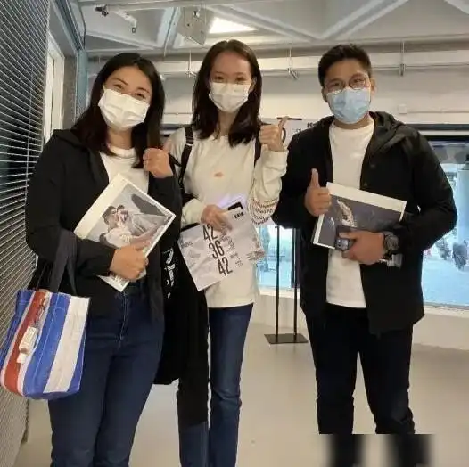 郭晶晶罕曝近况,与霍启刚穿情侣装出游,打扮朴素看不出身家百亿
